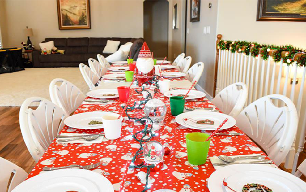 Christmas Kids Table Setup