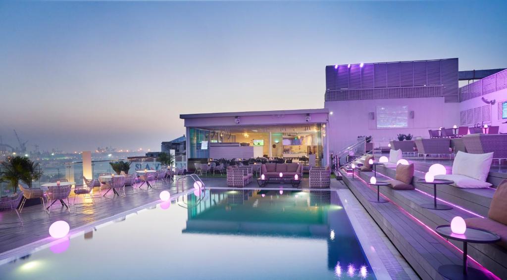 Estrellas Rooftop Lounge (Poolside Area 1208)