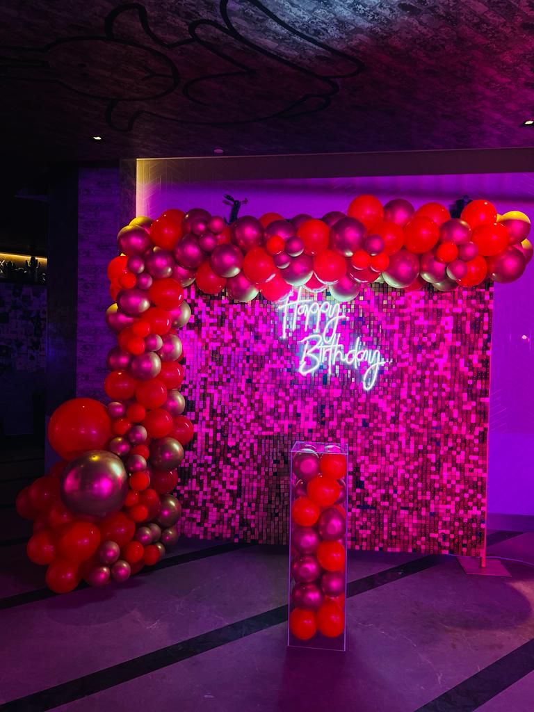 Shimmering Plus Grass Birthday Decor