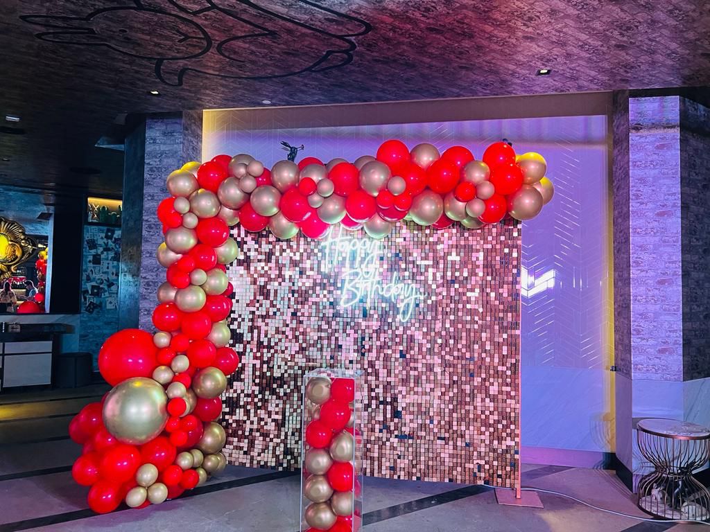Shimmering Plus Grass Birthday Decor